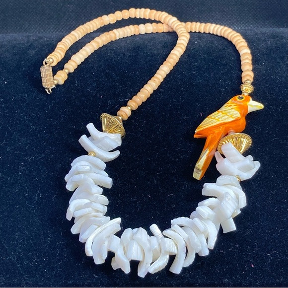 VTG Shell & Wooden Bead Necklace With Hand Carved Wooden Parrot - Picture 3 of 10